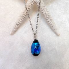 [新品・人気]ホタルガラスネックレス‼️ブルーカラー(アレルギー対応／ステンレス