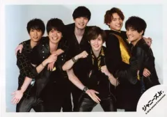 【中古】生写真(ジャニーズ) SixTONES/集合(6人)/横型・膝上・衣装黒・黄・目線左・笑顔・京本両手グー・背景白/「ジャニーズJr.8・8祭り～東京ドームから始まる～」グッズオフショット/公式生写真