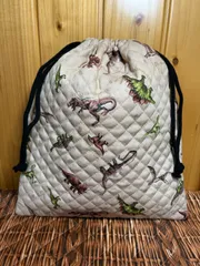 406 ハンドメイド　巾着袋　35×30  オムツ入れ　お着替え袋　お道具入れ　上履き入れ　体操着袋　ズック袋　キルティング　 生き物　動物　恐竜　恐竜図鑑　ダイナソー　ティラノサウルス　トリケラトプス　ジュラシック　小学校　こども園　男の子　女の子