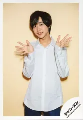 【中古】生写真(ジャニーズ) ジャニーズJr./松井奏/膝上・衣装白・両手パー・背景黄色/JOHNNYS’ ISLAND STORE オフショット/公式生写真