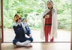 【中古】生写真(男性) 鈴木拡樹(三日月宗近)・荒牧慶彦(山姥切国広)/横型・内番衣装・座り・縁側・キャラクターショット/「舞台『刀剣乱舞』悲伝 結いの目の不如帰」トレーディングブロマイド