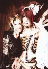 【中古】生写真(男性) Phantasmagoria/戮・KISAKI/膝上・衣装白・黒・金・戮右手ピース・目線左上・KISAKI左手上げ・パー・背景茶・黒/生写真