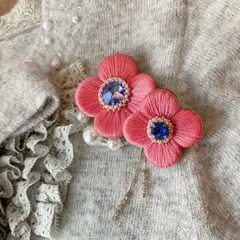 【親子お揃いコーデ】2点セットぷっくり艶めくスワロフスキーの刺繍ブローチ　桜ピンク　お揃い 重ね付け