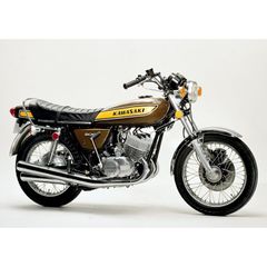絵画風 壁紙ポスター (はがせるシール式) カワサキ 500-SS H1 マッハ3 茶黄 1975年 伝説のバイク キャラクロ K5SS-019A1 (A1版 830mm×585mm) ＜日本製＞ ウォールステッカー お風呂ポスター