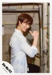 【中古】生写真(ジャニーズ) Kis-My-Ft2/宮田俊哉/上半身・衣装白・右向き・右手親指立て・左足上げ・背景グレー/「Sha la la☆Summer Time」PV＆ジャケ写撮影/公式生写真