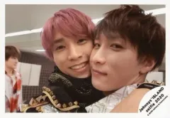 【中古】生写真(ジャニーズ) ジャニーズJr./田中樹・渡辺翔太/横型・バストアップ・衣装白・黒・抱き合い・田中笑顔・渡辺左向き/Johnnys’ ISLAND セルフィー 2020/公式生写真