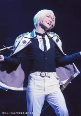 【中古】生写真(男性) 三浦宏規(髭切)/ライブフォト・膝上・戦闘衣装・両手広げ・キャラクターショット/Blu-ray＆DVD「ミュージカル『刀剣乱舞』 髭切膝丸 双騎出陣2019 ～SOGA～」公式通販3社予約特典舞台写真セット