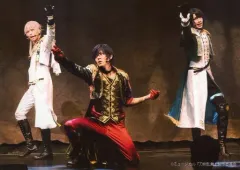 【中古】生写真(男性) 集合(3人)/ライブフォト・横型・全身・2部衣裳・牧島しゃがみ・片手上げ・キャラクターショット・2Lサイズ/「ミュージカル『刀剣乱舞』 ～静かの海のパライソ～」ローソンプリント限定ブロマイド