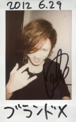 【中古】生写真(男性) ☆カメレオ/Daisuke/直筆サイン、メッセージ入り「2012 6.29 ブランドX」・バストアップ・衣装黒・右手上げ・顎引き・後ろカーテン/生チェキ