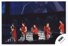 【中古】生写真(ジャニーズ) NEWS/集合(5人)/横型・ライブフォト・膝上・衣装赤黒・右手マイク・目線左/公式生写真