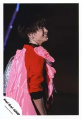 【中古】生写真(ジャニーズ) Hey! Say! JUMP/知念侑李/ライブフォト・上半身・衣装赤ピンク・体右向き・顔横向き・歯見せ・背中見せ/公式生写真