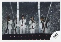 【中古】生写真(ジャニーズ) NEWS/集合(6人)/横型・ライブフォト・膝上・衣装白・シャツ黒・錦戸右手マイク.左手お腹/公式生写真