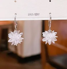 ハンドメイド　氷花ピアス - 優雅な氷の輝きが耳元を彩る、バレンタインに特別な贈り物　インスタグラムで人気