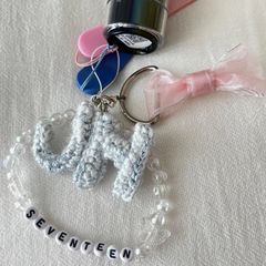 イニシャルストラップ　ネームキーホルダー　SEVENTEEN ジョンハン　編み物　ビーズ　リボン