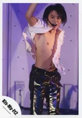 【中古】生写真(ジャニーズ) Kis-My-Ft2/二階堂高嗣/ライブフォト・膝上・衣装白・ズボン黒・イヤホンマイク・背景紫/公式生写真