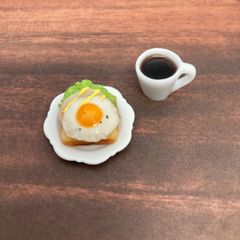 ミニチュアフード　目玉焼きトースト＆コーヒー