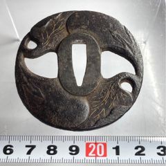 長州住正定 在銘 鉄地竪丸形葉透鐔 金象嵌 鋤下彫 角耳小肉 両櫃孔