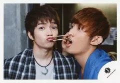 【中古】生写真(ジャニーズ) 関西ジャニーズJr./西畑大吾・向井康二/横型・バストアップ・衣装黒白チェック柄・青・向井口開き・右手割り箸・西畑唇挟まれ/16夏「ANOTHER ＆ Summer Show」パンフレット＆グッズ撮影オフショット/公式生写真