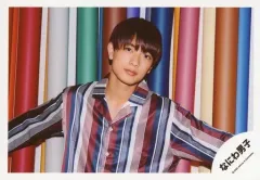 【中古】生写真(ジャニーズ) なにわ男子/高橋恭平/横型・バストアップ・衣装紫・青・ストライプ柄・両手広げ・首傾げ・背景カラフル/「アクリルスタンドII」オフショット/公式生写真