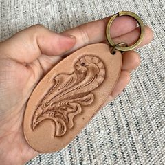 レザーカービングの「願いうた」キーホルダー～やさしいだ円ストレートタイプ