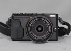 デジタルカメラ　フジフイルム　X70　フジノンレンズ18.5mm