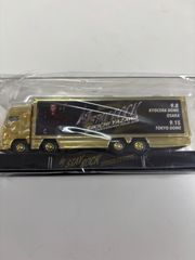EIKICHI YAZAWAのコンサートツアーを記念したゴールドのトランポ型ミニカー
