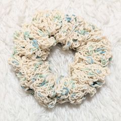♡ハンドメイド♡ヘアゴム シュシュ ヘアアクセサリー マーブル毛糸 毛糸 ボリューム 大きい 可愛い １点物 プレゼント アイボリー ライトグリーン