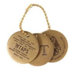 美品 WTAPS ダブルタップス ブランドロゴ キーホルダー チャーム コイン型 ブラス カジュアル ストリート ミリタリーのサムネイル