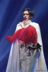 【中古】生写真(ジャニーズ) Snow Man/目黒蓮/ライブフォト・膝上・衣装白・マント・左向き・両手帽子・2Lサイズ/「滝沢歌舞伎ZERO」ステージフォト第3弾