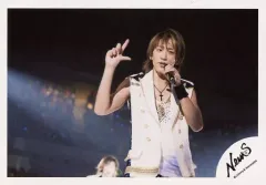 【中古】生写真(ジャニーズ) NEWS/小山慶一郎/ライブフォト・横型・上半身・衣装白金黒・右手指広げ・左手マイク口元・目線右・背景観客/公式生写真