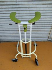 送料無料（一部地域を除く）　日進医療器 室内用歩行器 トレウォークスリム　KM-25-0722-10