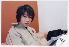 【中古】生写真(ジャニーズ) 嵐/相葉雅紀/横型・バストアップ・背景オレンジ・カメラ目線/公式生写真