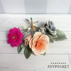 花束のブローチ