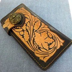 【ライダースウォレット 本革 長財布 コンチョ付き 二つ折り サイドロック カービング仕様 ② キャメル×ダークブラウン】 H