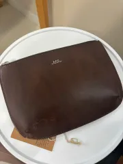 Apc A.P.C(アー・ペー・セー) ハーフムーン ポーチ ダークブラウン