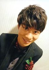 [중고]생 사진(남성) BOYS AND MEN/츠지모토 타츠키/버스트 업·의상 블랙·코사지·나비 넥타이·치아 보여·배경 흰색/[BOYS AND MEN 2014 겨울 페스(오사카·도쿄)] 공연 회장 한정 판매생 사진