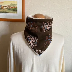 三角形のネックウォーマー（ダークブラウン柄シャツコール＆シープボア）内ボアは4色から選べます