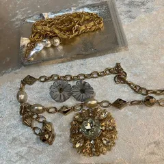 ネックレス　イヤリング　ブローチ　チェーンストラップ　アクセサリー小物　4点セット