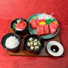 367マグロ三昧定食⭐️ミニチュアフード　刺身　マグロ　定食　ドールハウス　リカちゃん　シルバニア　食品サンプル　フェイクフード　ミニチュア　樹脂粘土　ねんどろいど