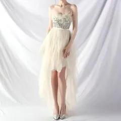 スパンコールにフェザーがゴージャスなアシンメトリーベアドレス