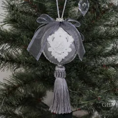 オーナメントボール　飾り　装飾　クリスマスツリー　グレー　ホワイト　白　フレンチシック　シャビーシック　フレンチシャビー　フレンチ調　エレガント　アロマストーン　リボン　フラワーエンブレム　アラベスク　ビジュー　タッセル　ディスプレイ　イルミネーション　12月