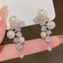スタッドピアス レディース 女性 婦人 アクセサリー 耳飾り ラインストーン フェイクパール 揺れる かわいい おしゃれ 上品 大人女子 ギフト プレゼント