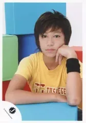 【中古】生写真(ジャニーズ) Kis-My-Ft2/千賀健永/バストアップ・Tシャツ黄・左手リストバンド黒・左手頬・背景水色/公式生写真