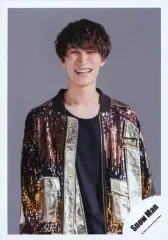 【中古】生写真(ジャニーズ) Snow Man/渡辺翔太/上半身・衣装金.銀.紫.黒・両手下・笑顔・背景グレー/Johnnys’ ISLAND STORE グッズオフショット’20夏/公式生写真