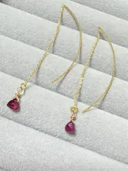 宝石質ルビーAAA トライアングルカット チェーンピアス（K16GP）