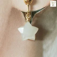ホワイト ムーンストーンの星イヤリング