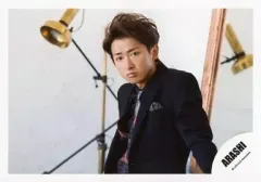 【中古】生写真(ジャニーズ) 嵐/大野智/横型・上半身・衣装黒・体左向き・左手後ろ/公式生写真