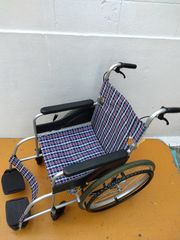 送料無料（一部地域を除く）　自走式車椅子　ノーパンク　日進　　NEO-1　KM-25-0809-13