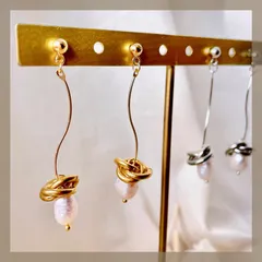 フォーマルにもオススメ＊大粒淡水パール 一粒 ニュアンスメタル ワイヤー ハンドメイドピアス イヤリング 揺れる 上品 フォーマル ブライダル シンプル アレルギー対応