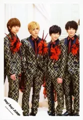 【中古】生写真(ジャニーズ) Hey! Say! JUMP/集合(4人)/全身・衣装黒・赤・金・コサージュ・目線右・口閉じ・山田両手ポケット・背景白/16夏 コンサートパンフ＆グッズ撮影/公式生写真